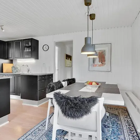 Cozy Home In Hejls With House Sea View 펜션