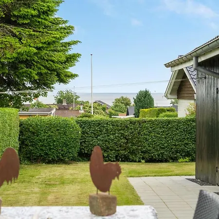 3 Bedroom Awesome In Holiday home *